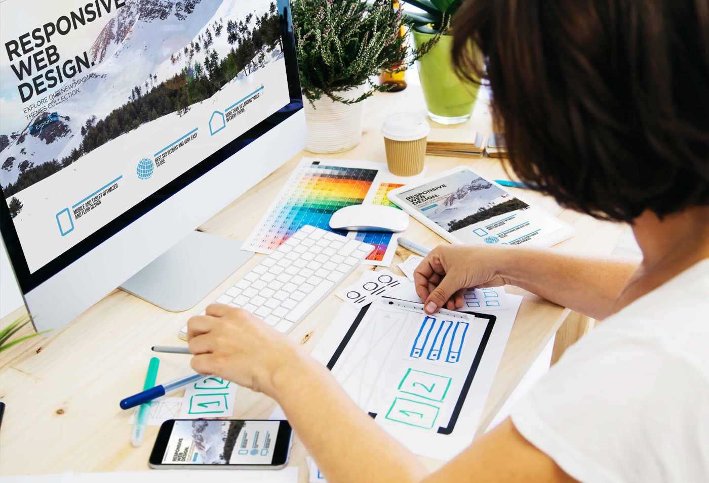 Webmaster travaillant sur un site internet, à Saint-Brieuc