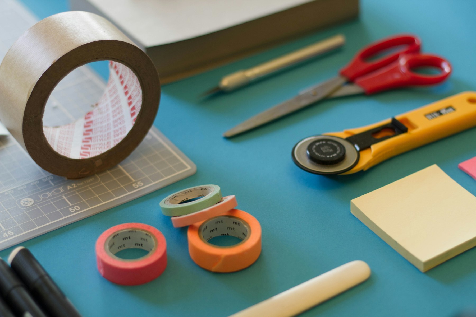 Mains d’un artisan au travail dans son atelier