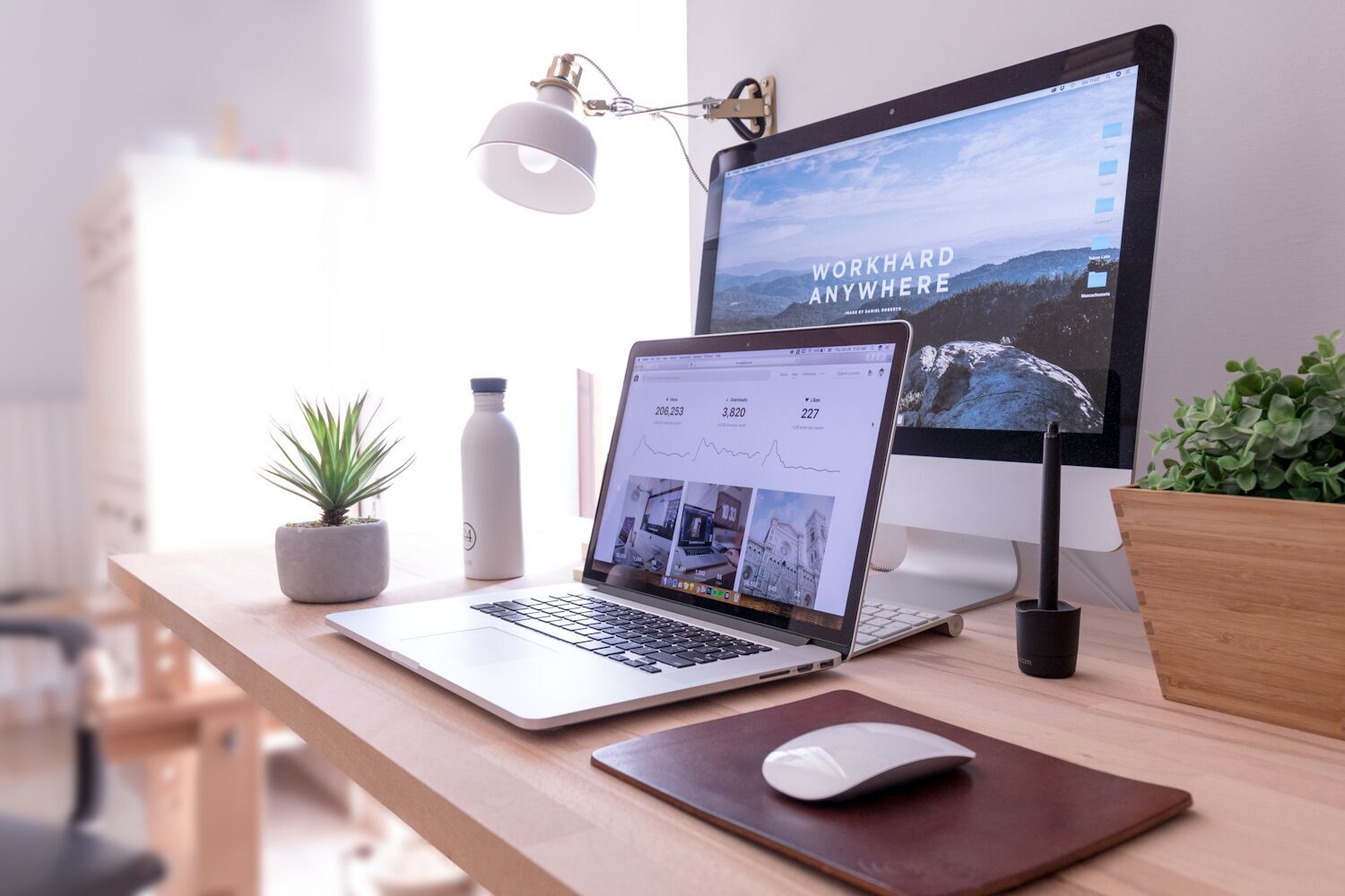 Bureau ordonné avec ordinateur, carnet et téléphone