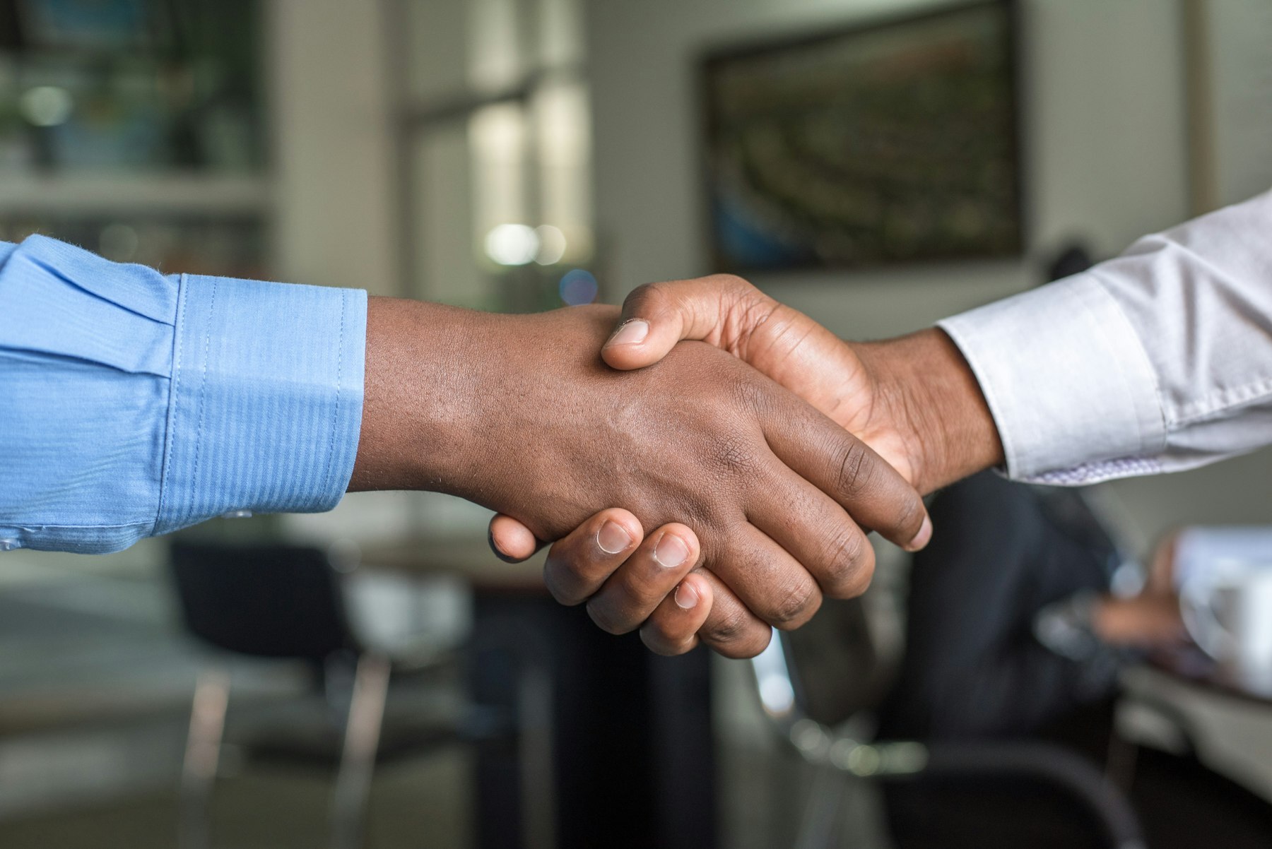 Poignée de main entre un client et son prestataire web