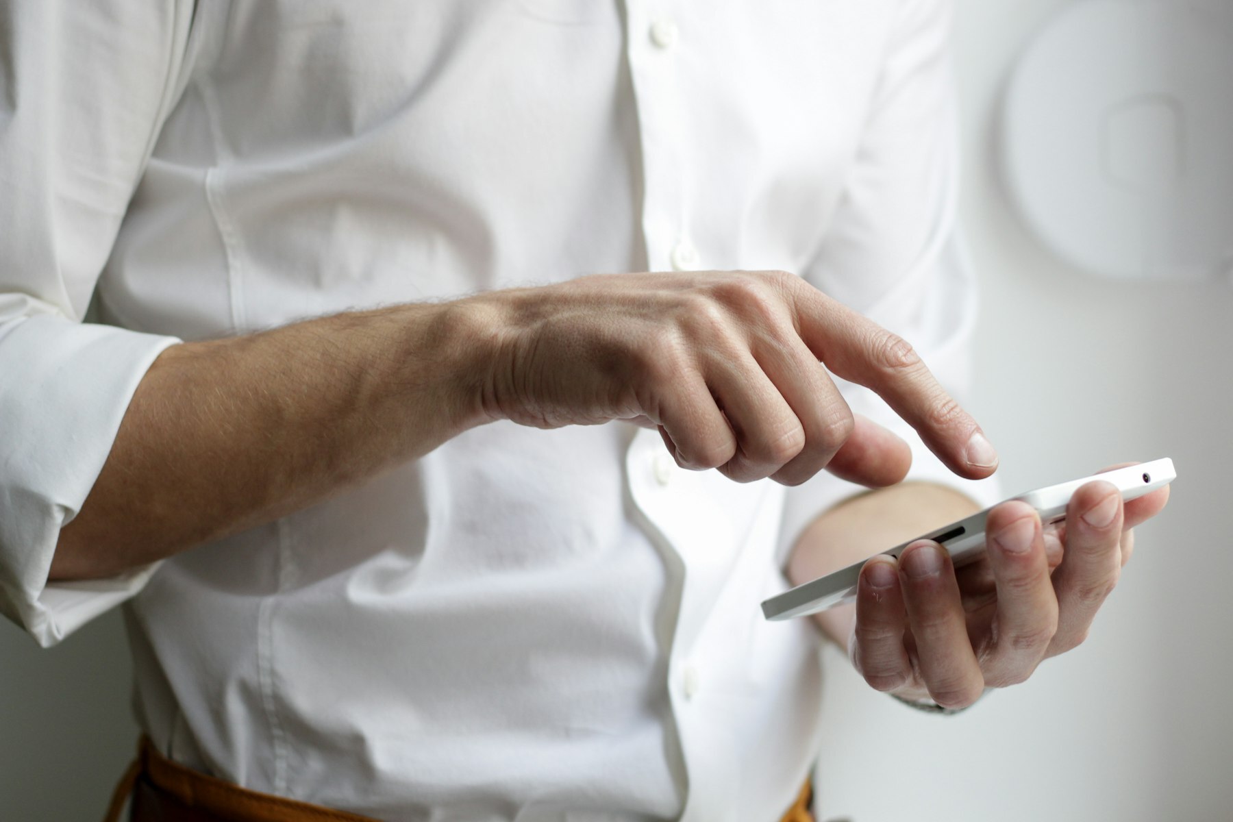 Personne consultant un site sur son smartphone