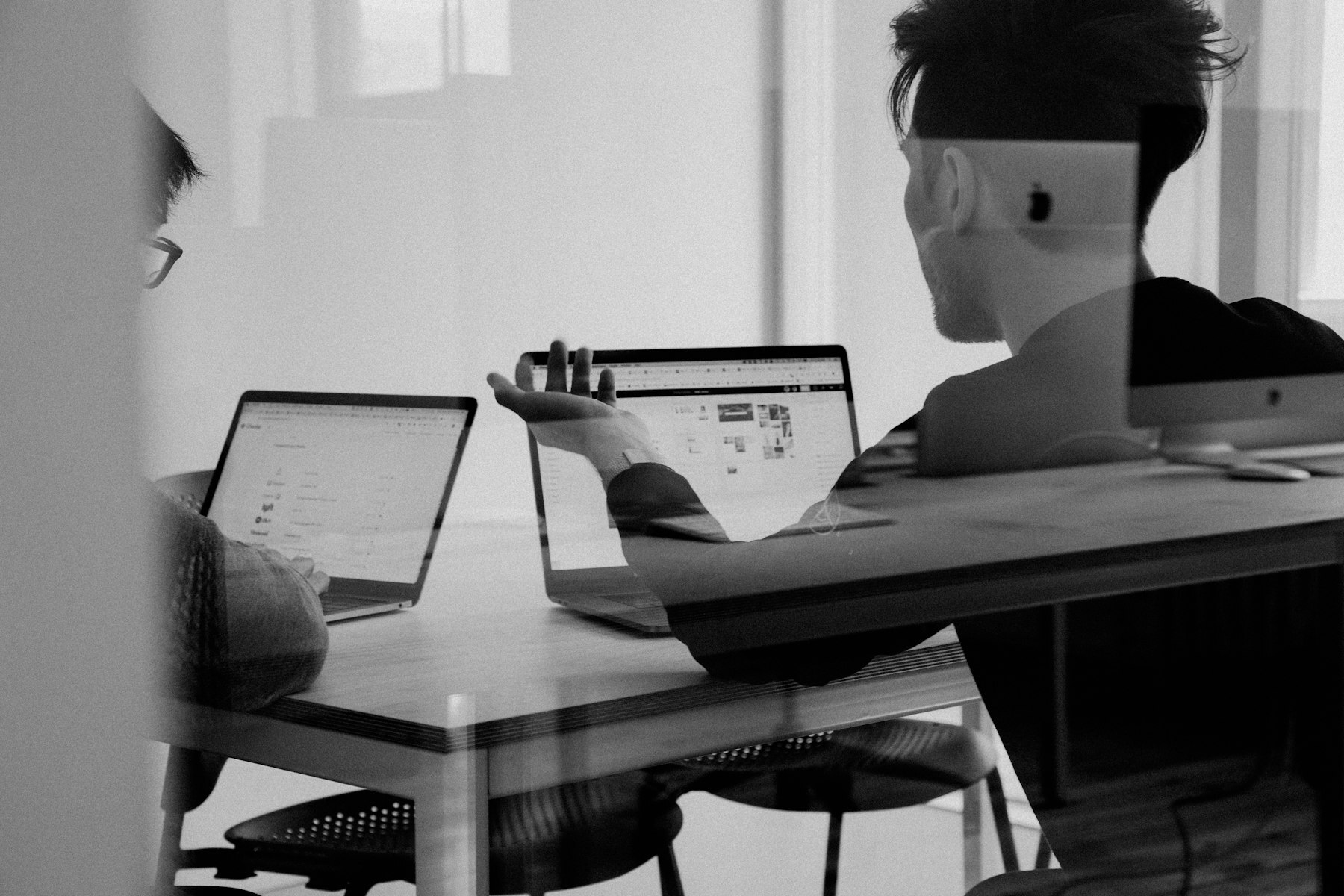 Technicien au téléphone qui accompagne un client pendant un dépannage