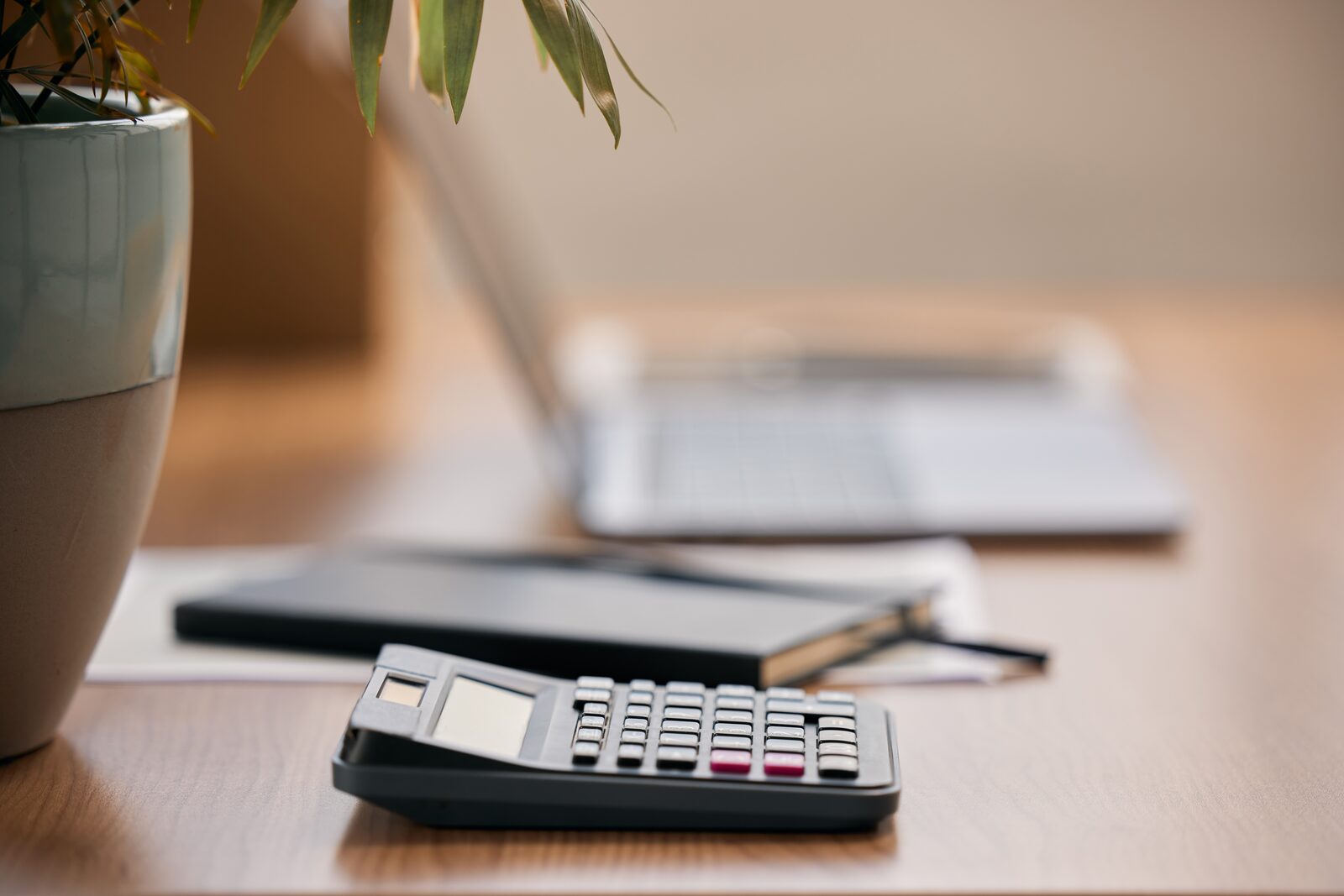 Poste de travail d’un webmaster : ordinateur portable et bureau